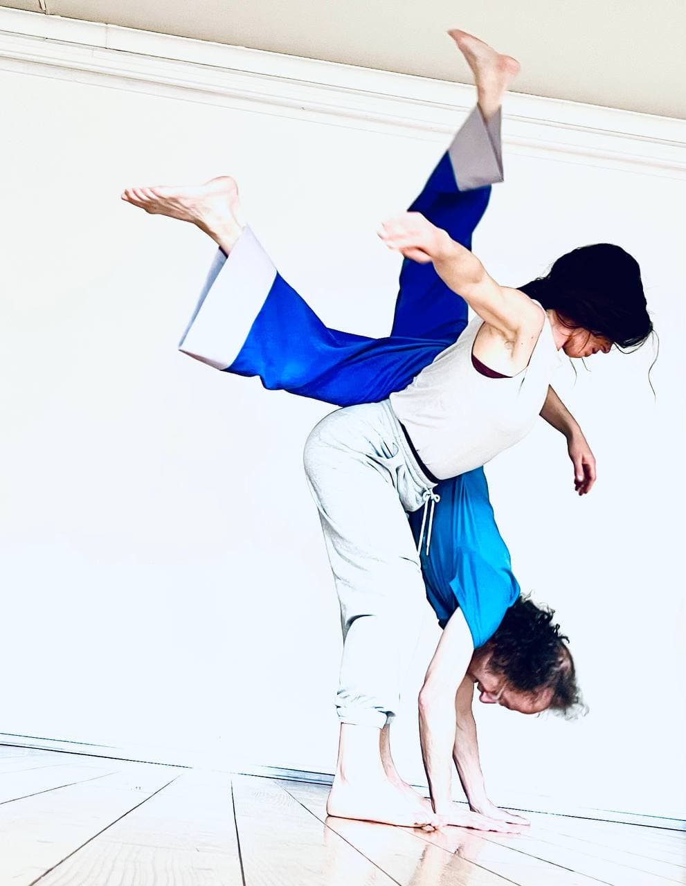 CONTACT IMPROVISATION JAM mit guided warm up