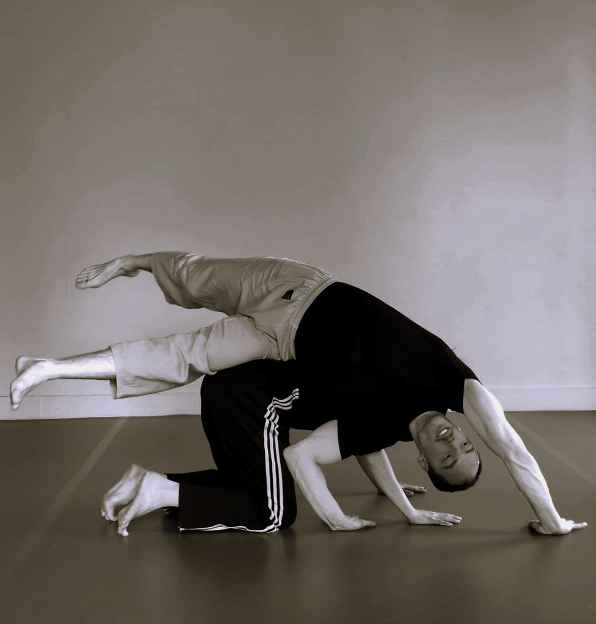 Contact Improvisation Class into Jam mit Christos Litsios