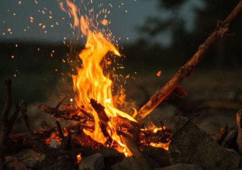 Magisches Ostara-Medizinfeuer