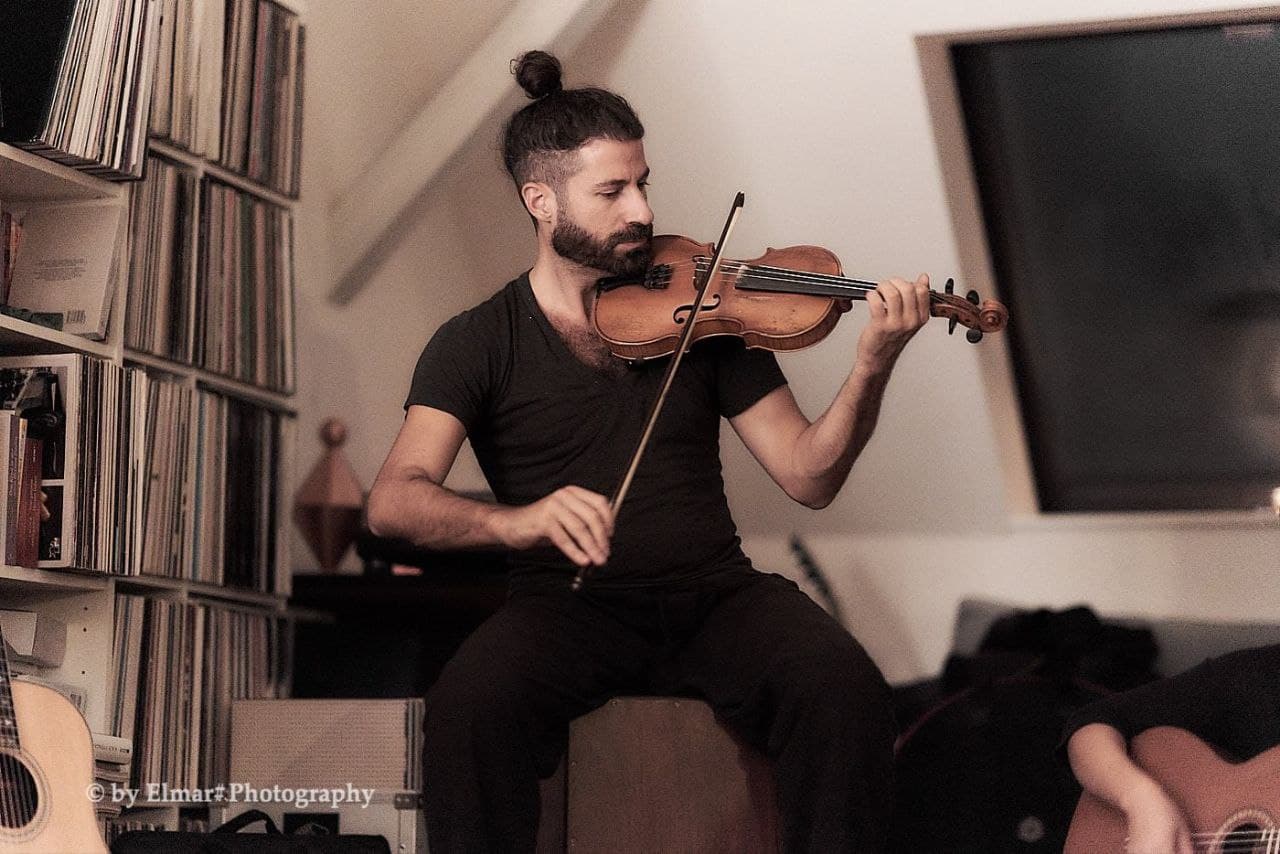 Live-Musik von Naftali, DJ-Set von Silvana und Moderation von Christopher