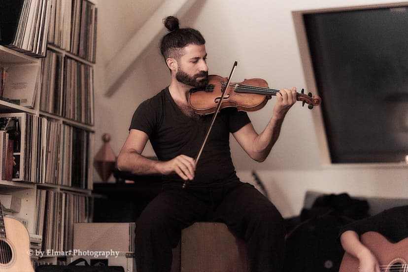 Live-Musik von Naftali, DJ-Set von Silvana und Moderation von Christopher